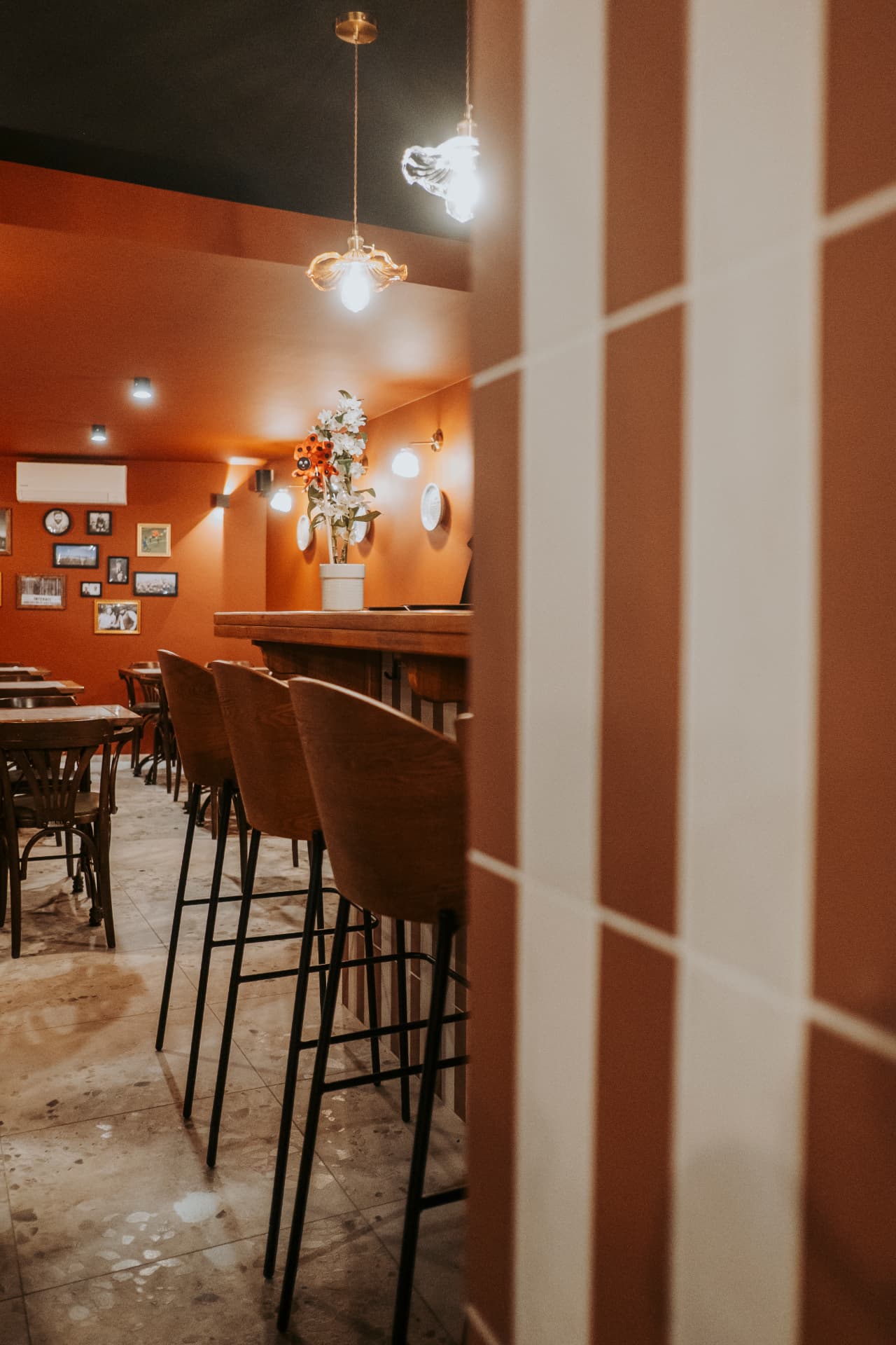 Bar et tabourets de la salle Briganti