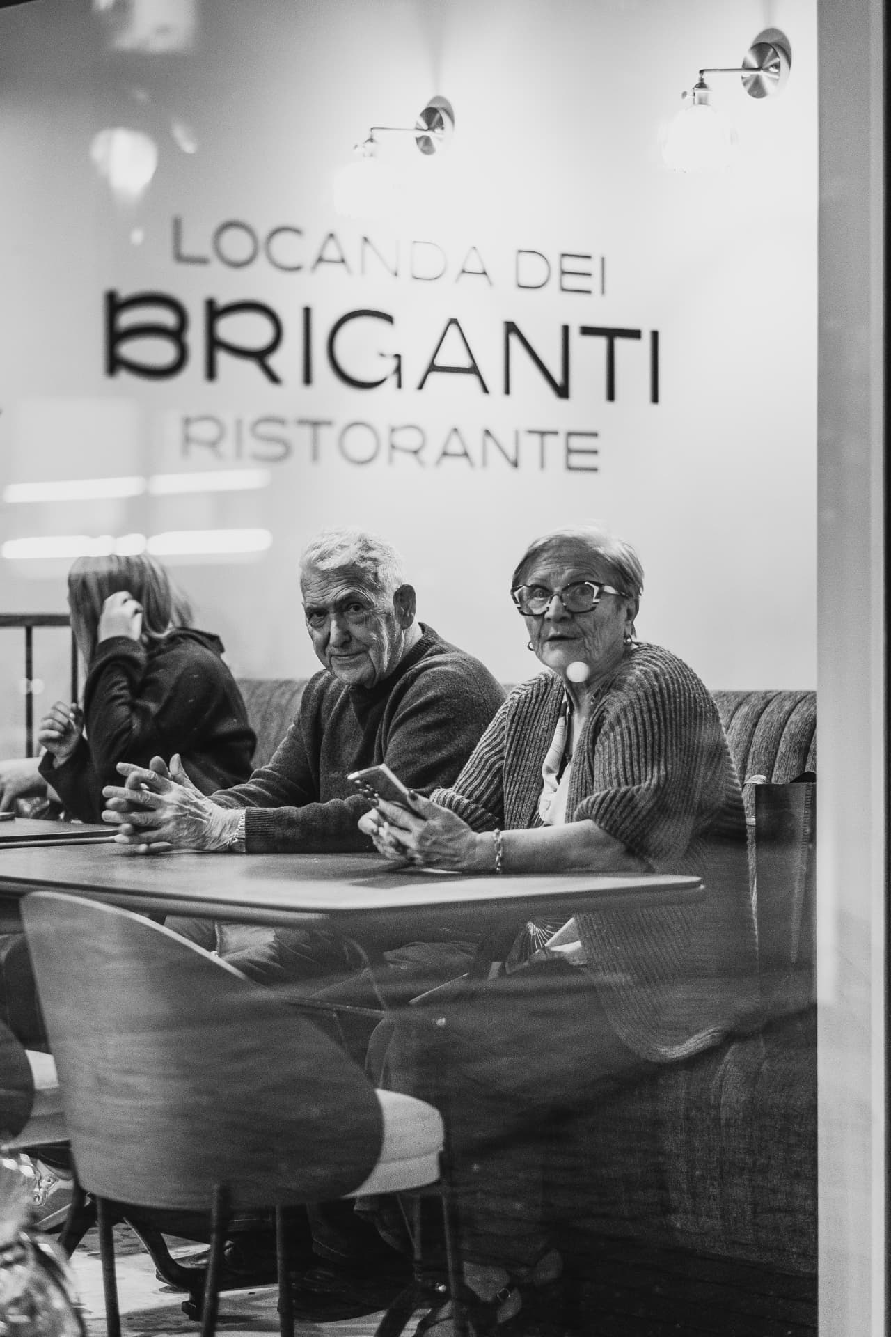 Clients derrière la vitrine du ristorante