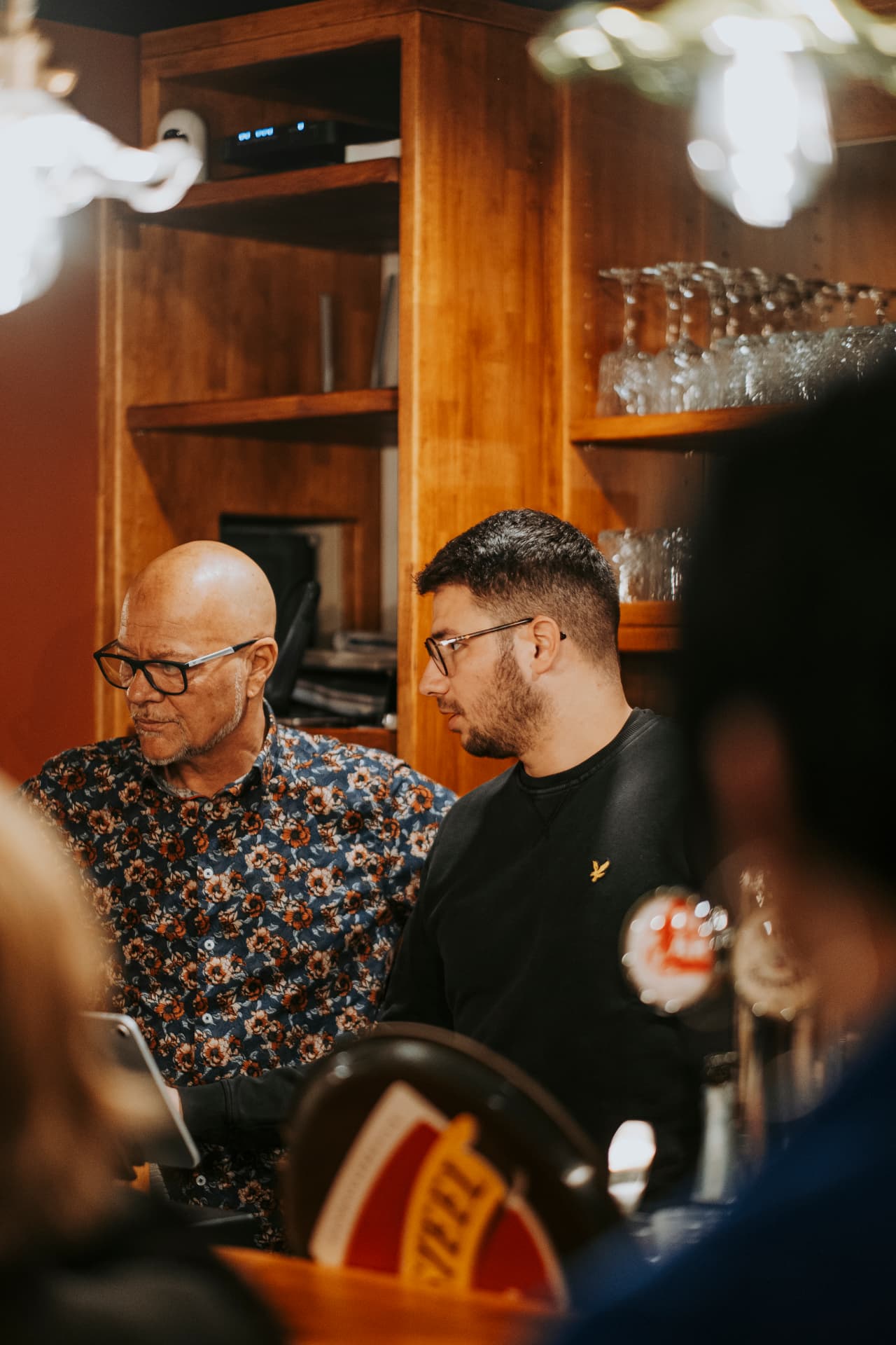 Simon et Marco au comptoir de la Locanda Dei Briganti à Hannut